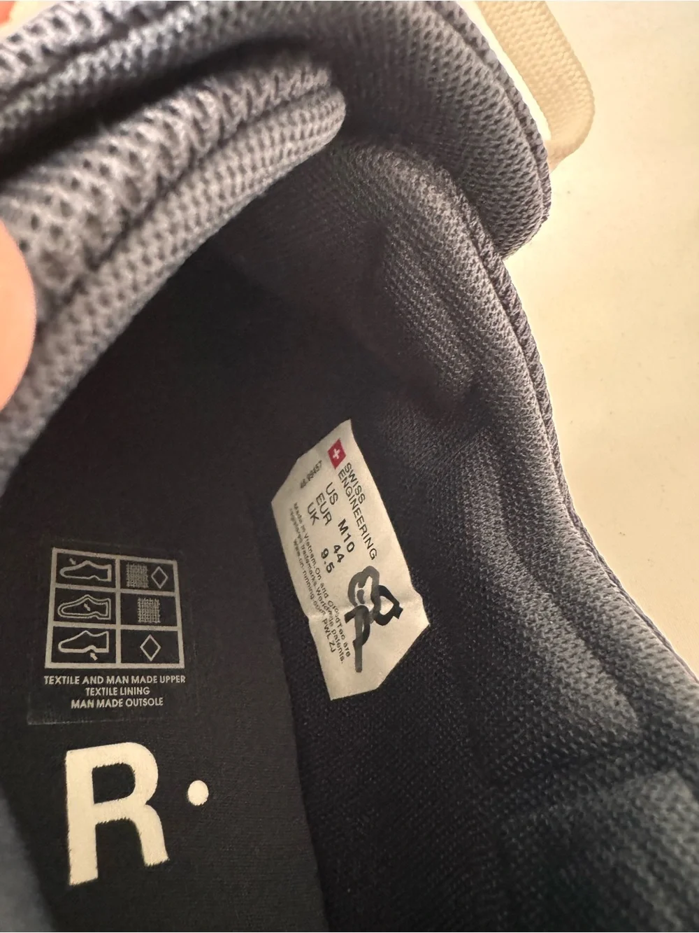 On Clouds The Roger Advantage Tennis Sneaker